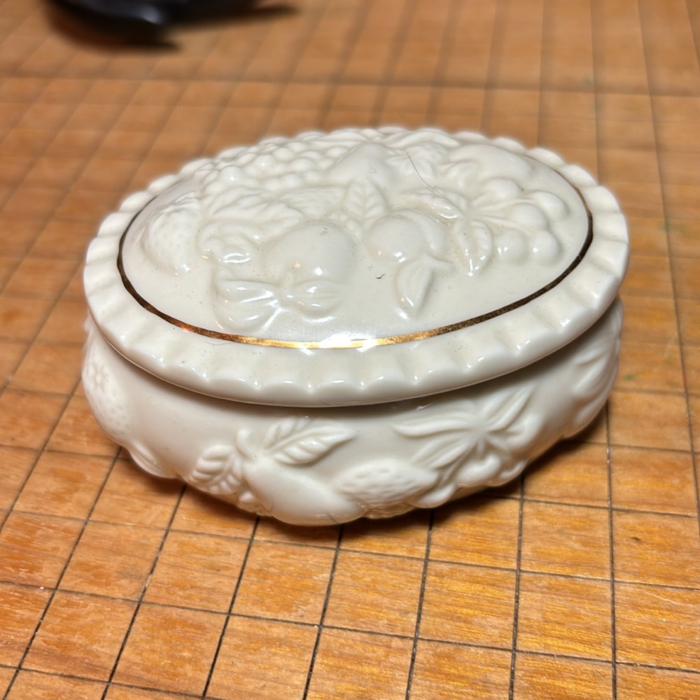 Lenox Fruits Embossed Ceramic Trinket Box Made 1998 EVC Creamy Ivory Gold Trim